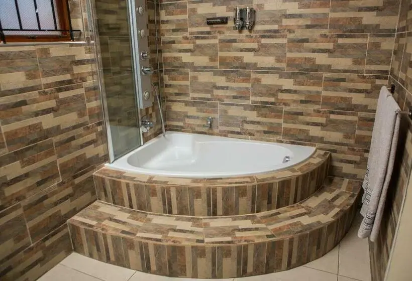 Deluxe-sviitti, Dyna Guest House