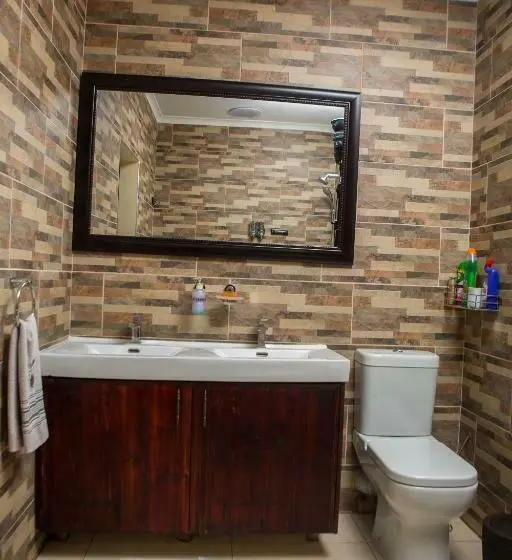 Deluxe-sviitti, Dyna Guest House