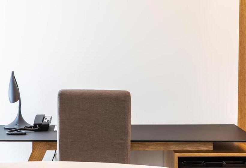 اتاق لوکس, South Coast