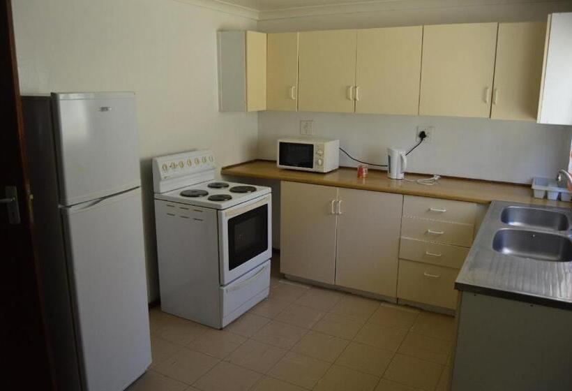 اتاق خانوادگی, Motebong Lodge