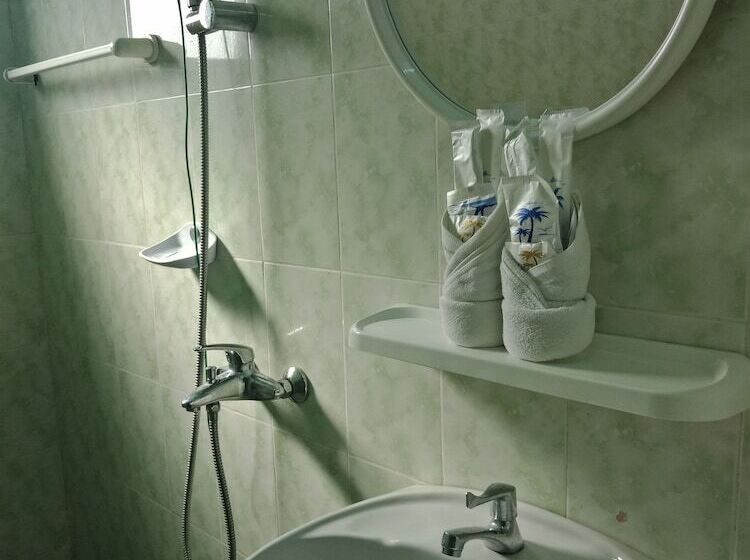 اتاق استاندارد, Nay Chi Linn