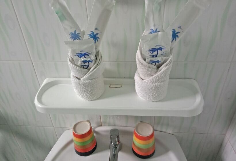 اتاق سوپریور, Nay Chi Linn