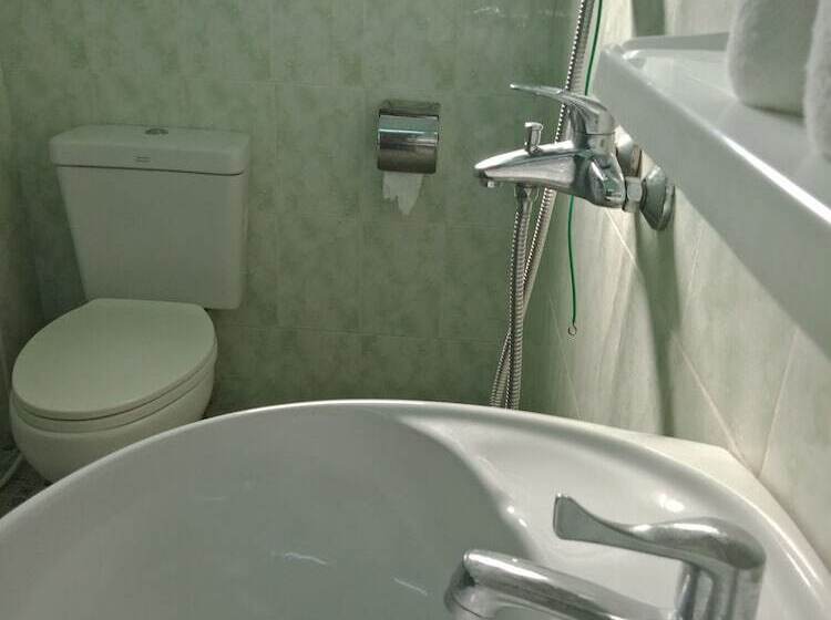 اتاق سوپریور, Nay Chi Linn