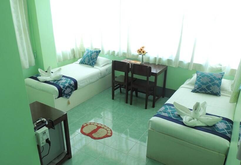 اتاق سوپریور, Nay Chi Linn