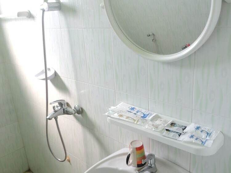 اتاق استاندارد سه نفره, Nay Chi Linn