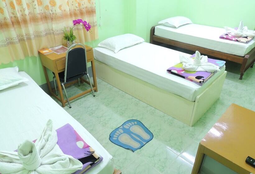 اتاق استاندارد سه نفره, Nay Chi Linn