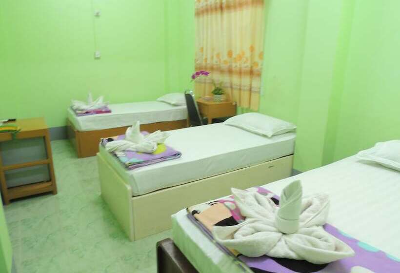 اتاق استاندارد سه نفره, Nay Chi Linn