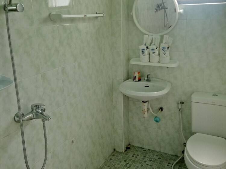 اتاق سوپریور سه تخته, Nay Chi Linn