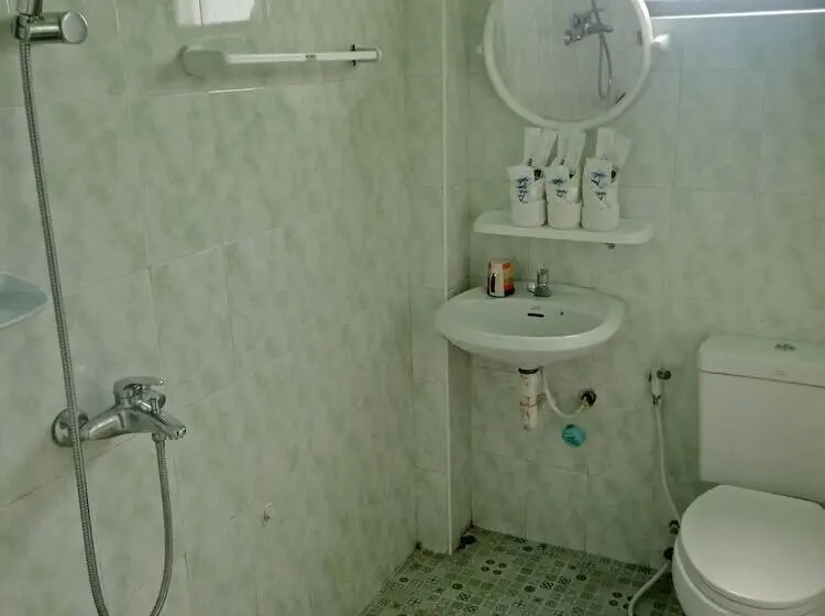 اتاق سوپریور سه تخته, Nay Chi Linn