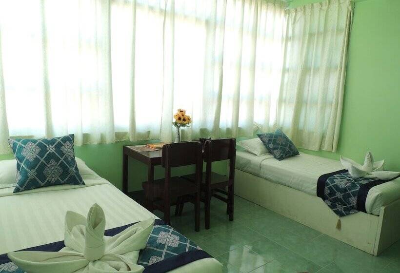 اتاق سوپریور, Nay Chi Linn