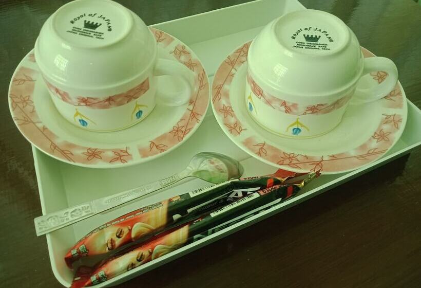 اتاق سوپریور, Nay Chi Linn