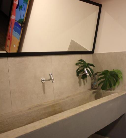 اتاق خانوادگی, Massambaba Hostel