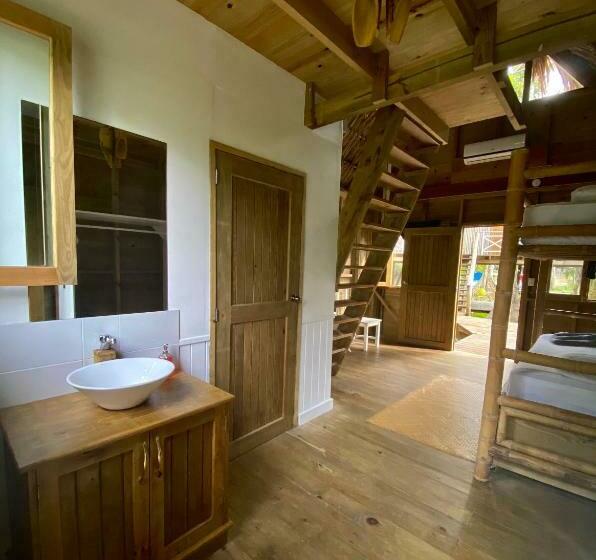 بانگلوی لوکس, Boatique Hotel And Marina