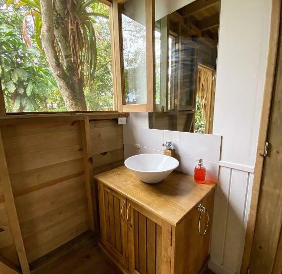 بانگلوی لوکس, Boatique Hotel And Marina