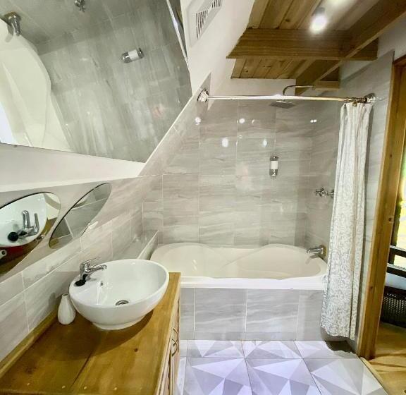 استودیوی لوکس, Boatique Hotel And Marina