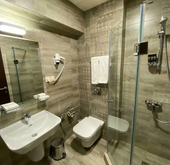 اتاق خانوادگی, Seventeen Rooms