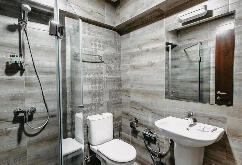 اتاق اکونومی, Seventeen Rooms