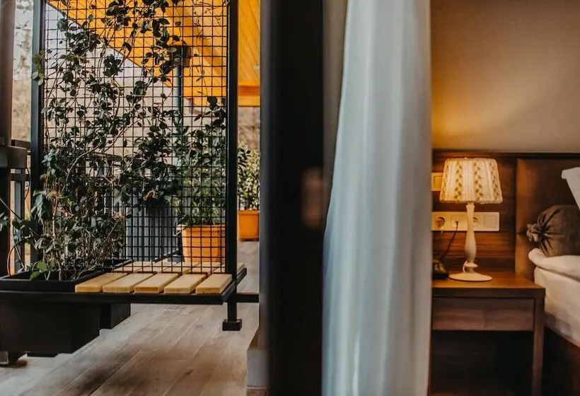 اتاق استاندارد, Seventeen Rooms