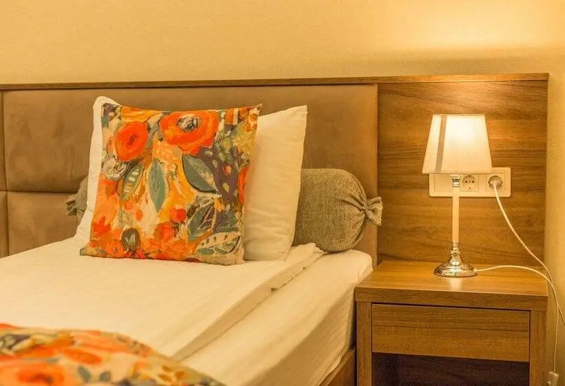اتاق استاندارد, Seventeen Rooms