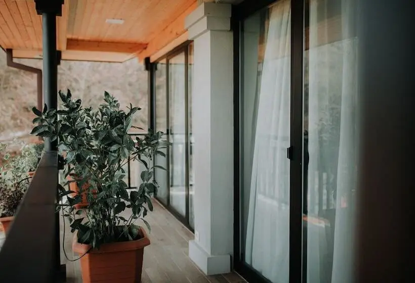 اتاق خانوادگی, Seventeen Rooms