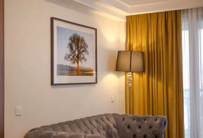 اتاق خانوادگی, Seventeen Rooms
