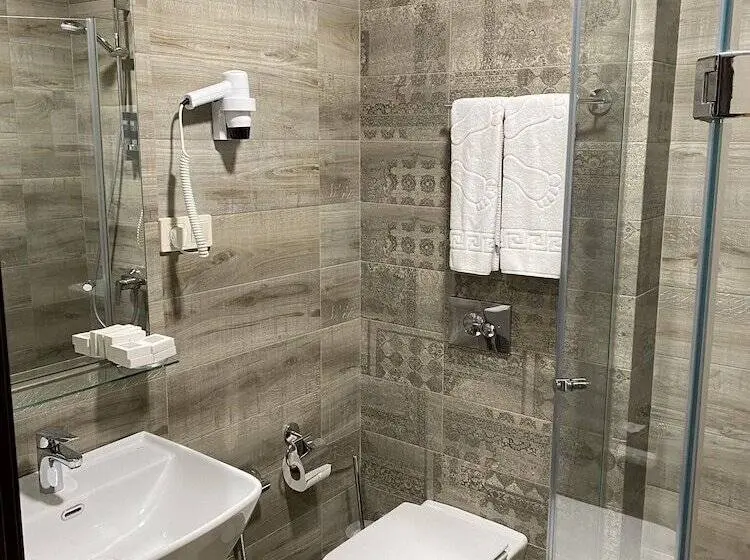 اتاق خانوادگی, Seventeen Rooms