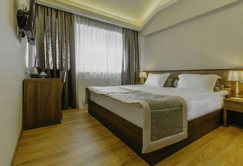 اتاق اکونومی, Seventeen Rooms