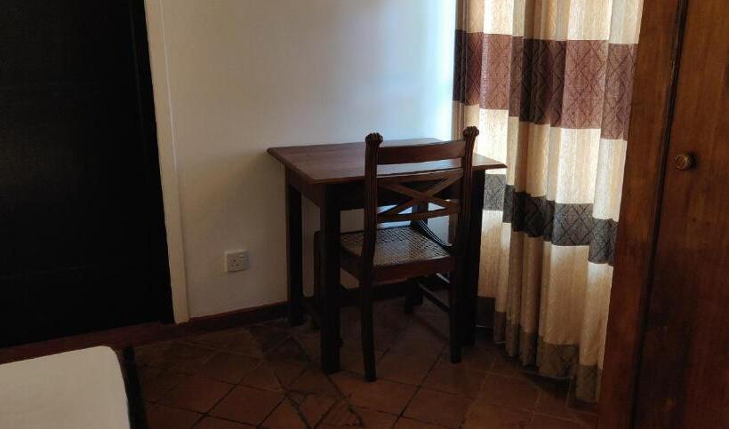 غرفة إقتصادية, Sailors' Bay