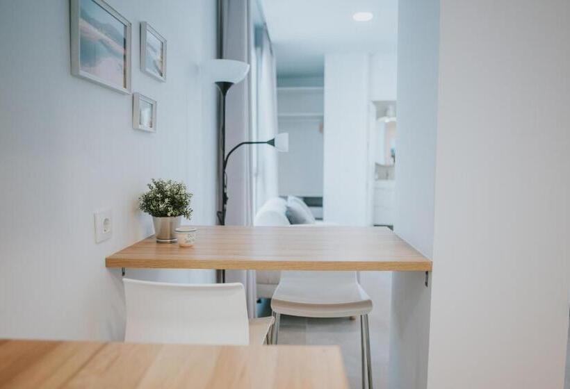 スタンダードスタジオ, Apartamentos Zhr