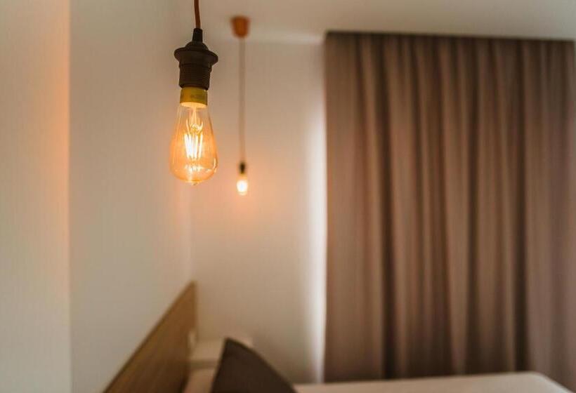 标准工作室带阳台, Apartamentos Zhr