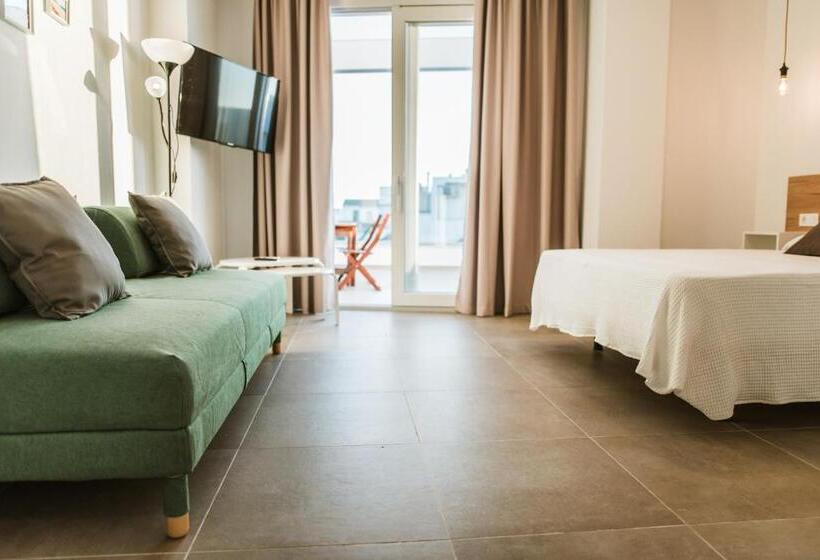 带露台的标准工作室, Apartamentos Zhr