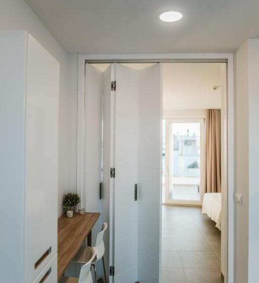 带露台的标准工作室, Apartamentos Zhr