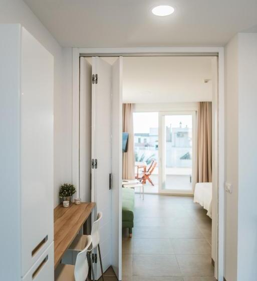 带露台的标准工作室, Apartamentos Zhr