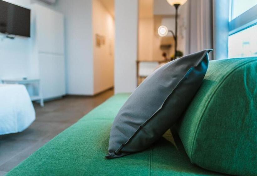 スタンダードスタジオ, Apartamentos Zhr