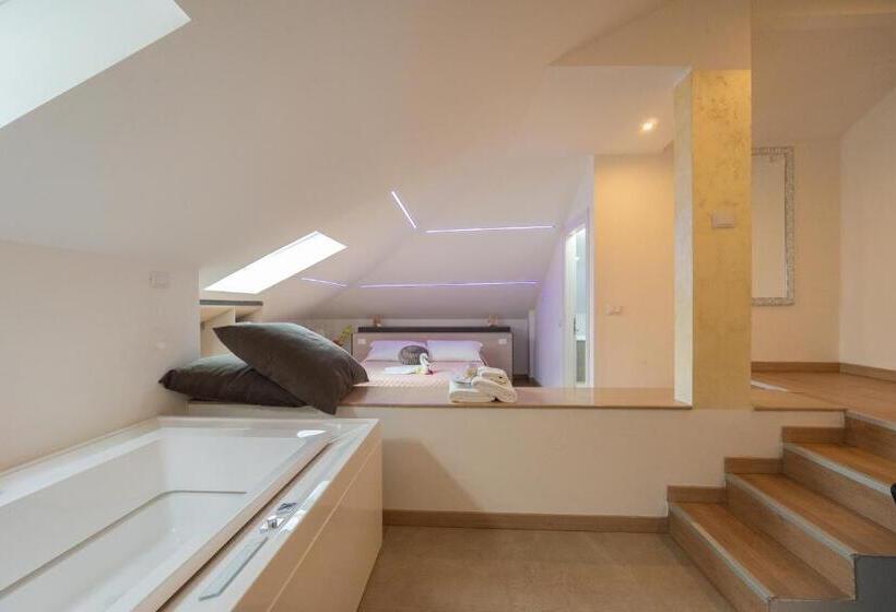 جناح مزود بجاكوزى, Asterias Residence