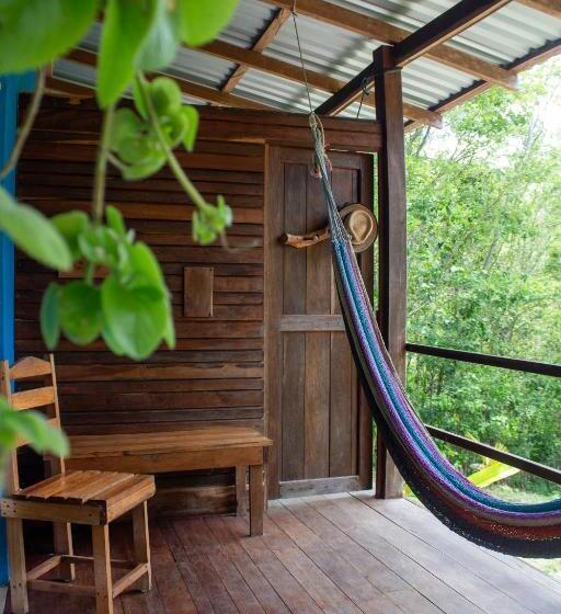 اتاق استاندارد چهار تخته, Alice Guesthouse