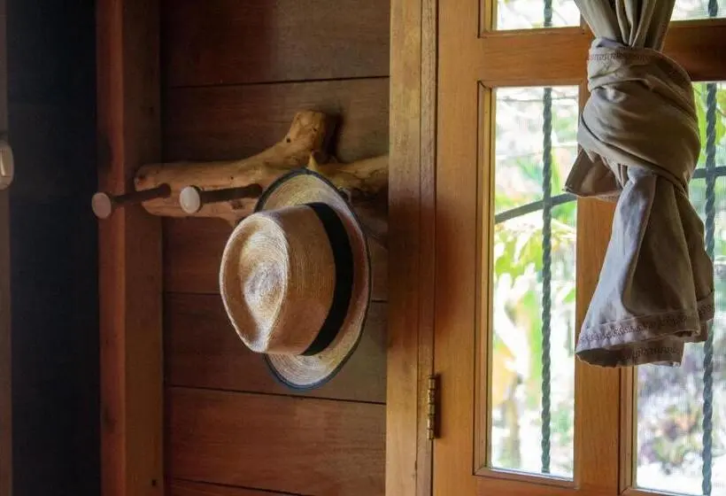 بانگلوی استاندارد, Alice Guesthouse