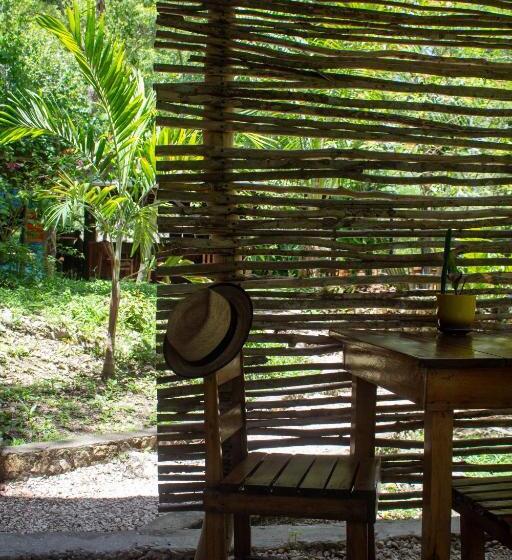 اتاق استاندارد چهارنفره با چشمانداز باغ, Alice Guesthouse