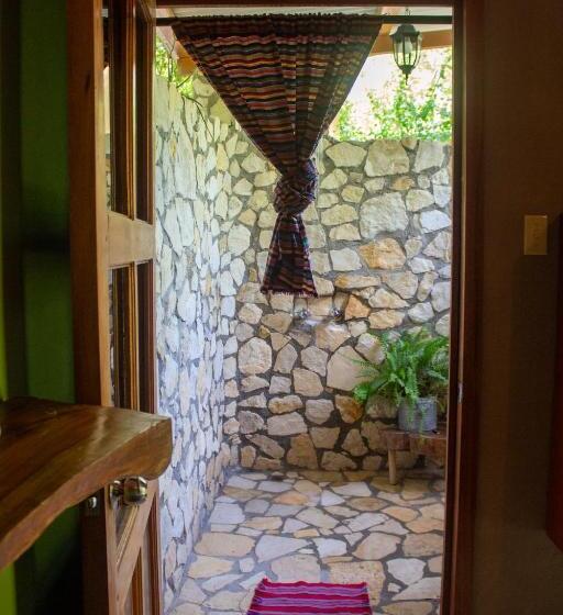 اتاق استاندارد چهارنفره با چشمانداز باغ, Alice Guesthouse