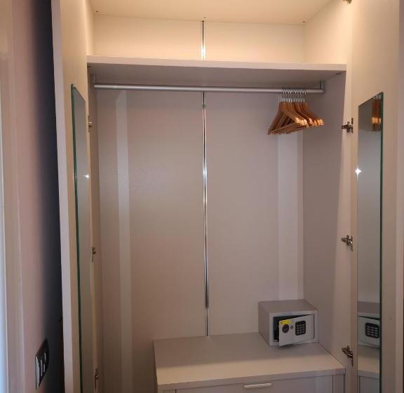 اتاق سوپریور, 2 Navigli