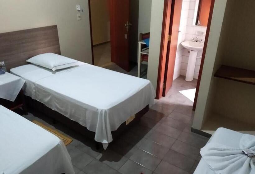 豪华三人间, Frontier Palace