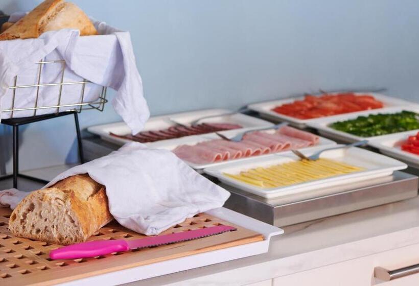 اتاق خانوادگی با تختخواب سفری, Oddsson Midtown