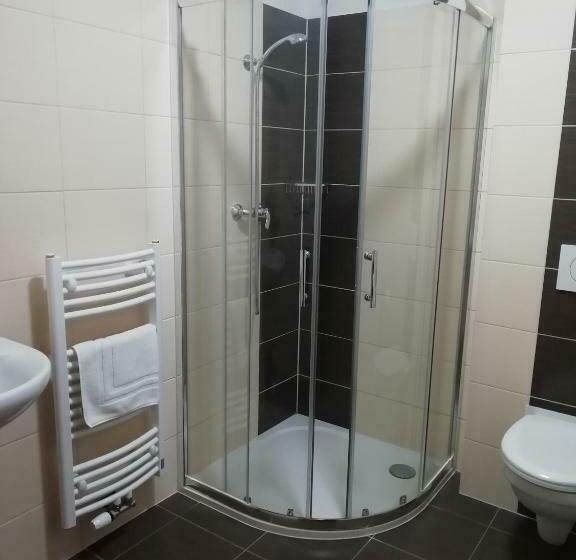 标准三人间, Motorest U Kola