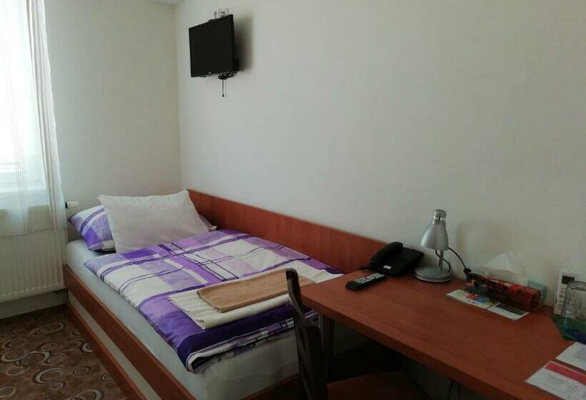 标准三人间, Motorest U Kola