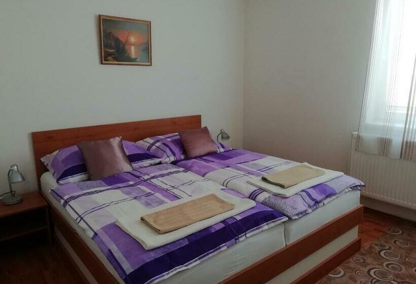 标准三人间, Motorest U Kola