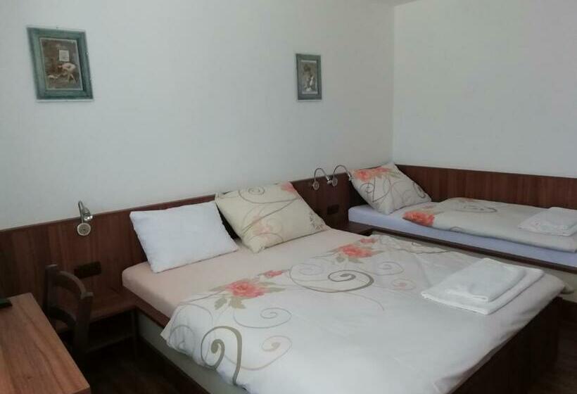 标准三人间, Motorest U Kola