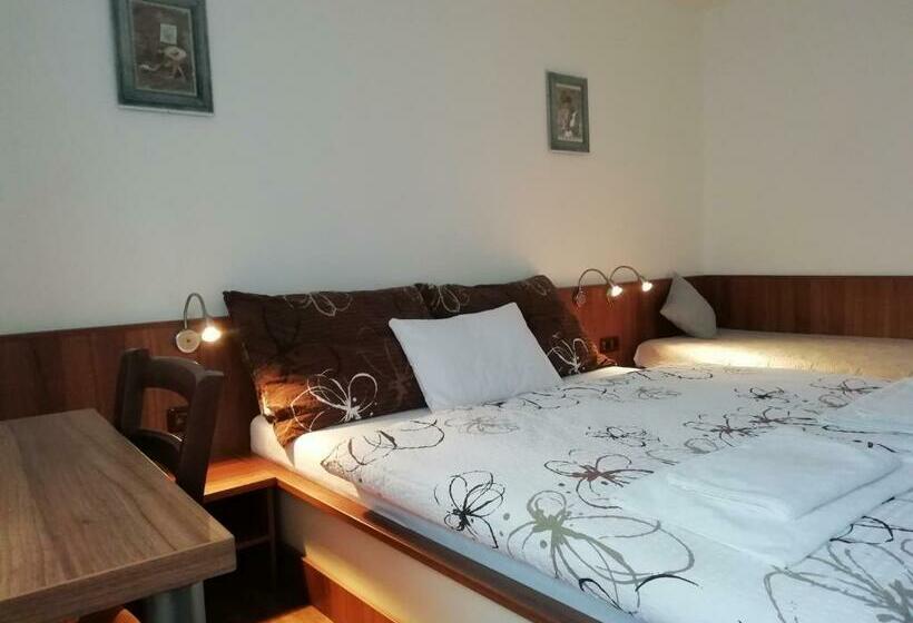 标准三人间, Motorest U Kola