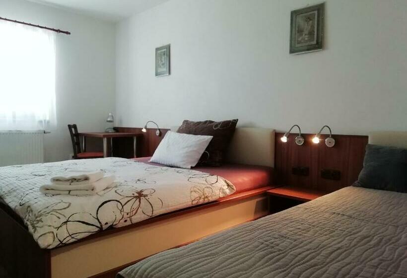 标准三人间, Motorest U Kola