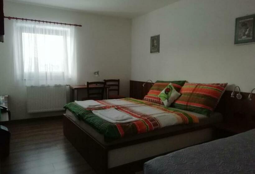 标准三人间, Motorest U Kola