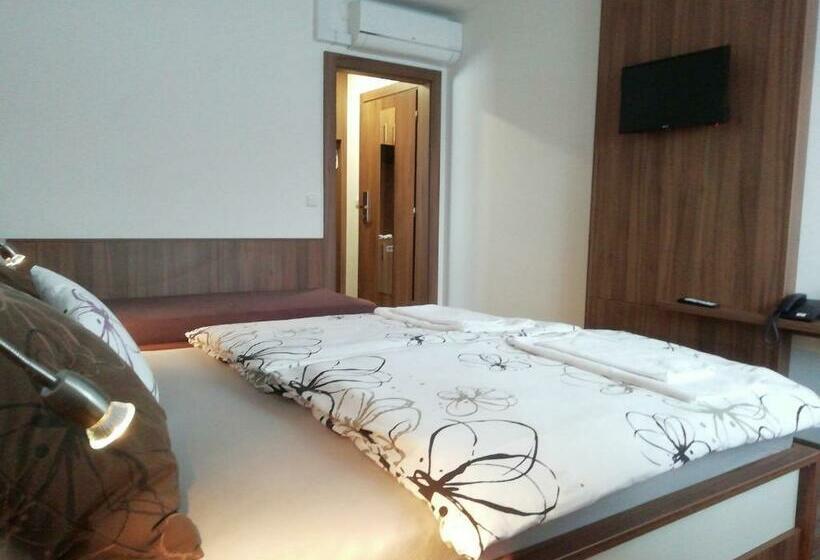 标准三人间, Motorest U Kola